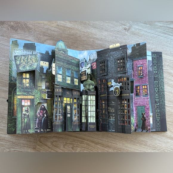 A Pop-Up Guide To Diagon Alley And Beyond (From The Films on Harry Potter) - Picture 3 of 16